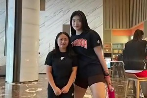 李梦有多魁梧？此前她和粉丝合影，身材简直是对方两倍！🙊