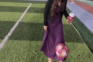 谈一个有姿色的足球女友是多少人的梦想😍许嵩说得对紫色有韵味