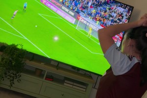 联赛杯维拉被小蜜蜂淘汰！维拉女球迷气的直接崩溃🤣